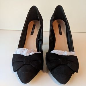 Black heels with boe detail